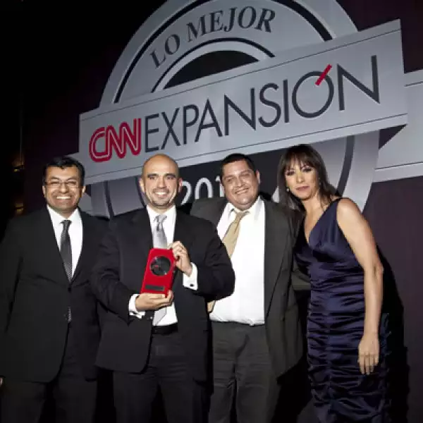 Daniel García y Efraín Figueras, director comercial y gerente de Netcommerce, subieron al podio a reclamar su galardón como lo Mejor del e-Business en categoría Clasificados.