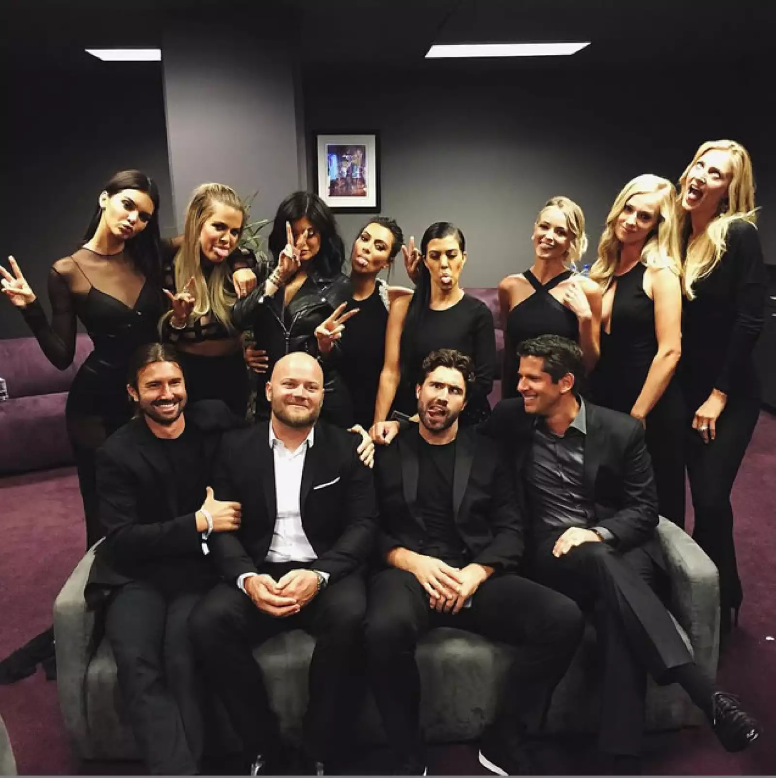 Los hijos e hijastras de Caitlyn Jenner acudieron vestidos de negro para mostrarle su apoyo y cariño.