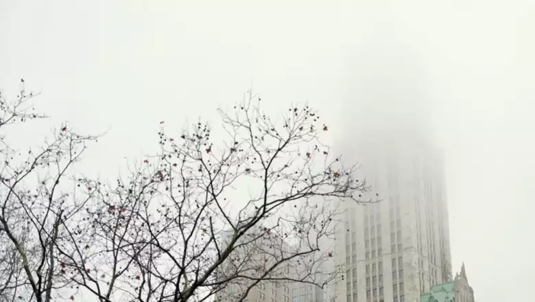 un edificio cubierto de niebla en el bajo manhattan