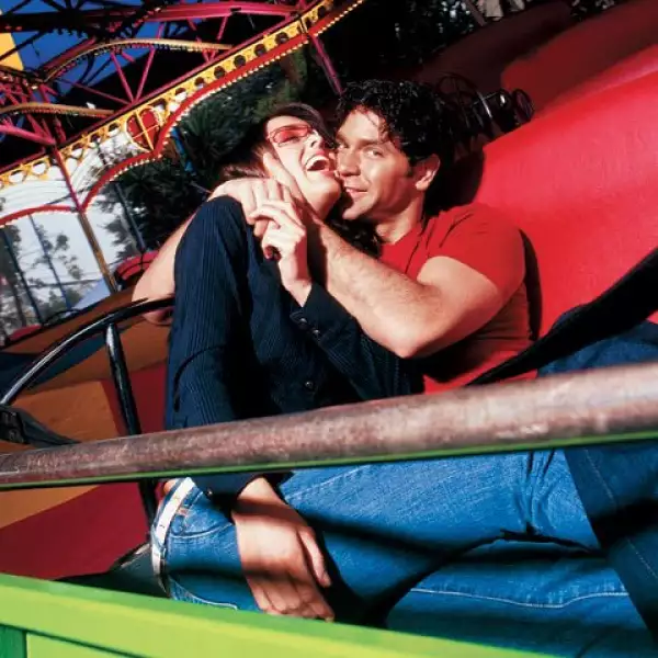 Jacky Bracamontes y Valentino Lanús.