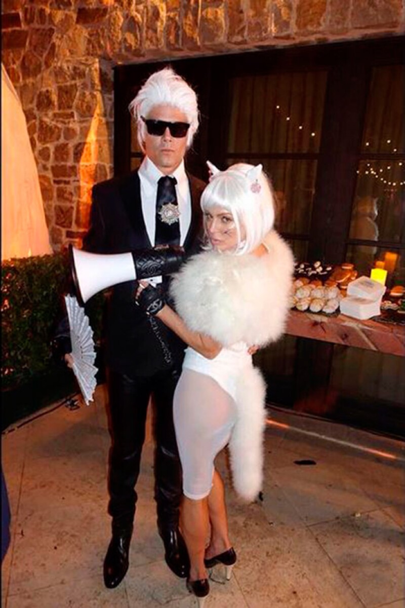 Fergie y su esposo fueron muy originales este Halloween al disfrazarse de Karl Lagerfeld y su famosa gata Choupette.