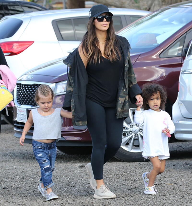 Kim llevó a su hija y a su sobrina a buscar huevos de Pascua y se divirtieron en grande.