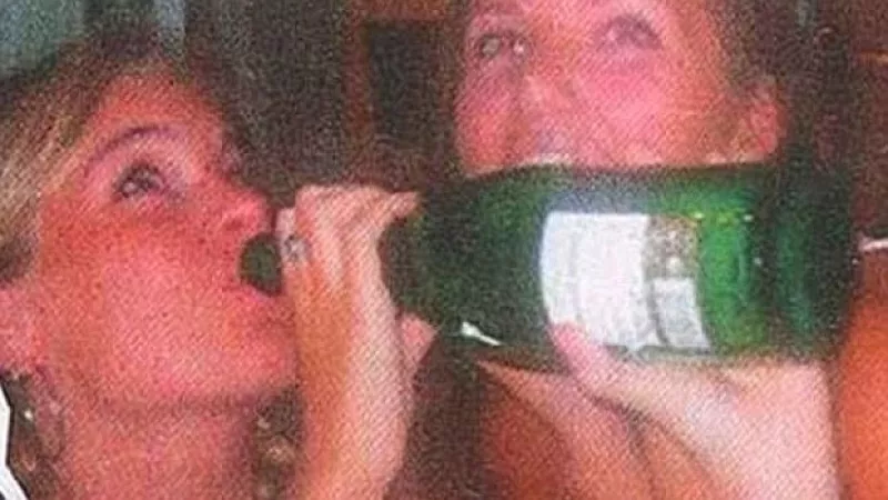Cressida Bonas, con quien el miembro de la realeza mantiene una relación desde hace casi un año, fue captada tomando shots de una botella, tocando el torso de un hombre y besando a una amiga.