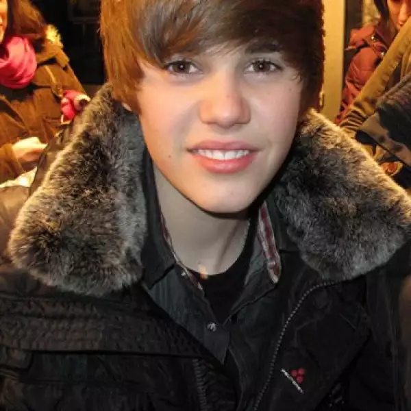 Justin Bieber, del 14 de marzo de 1994. Cantante canadiense que ha logrado éxito con el sencillo One Time. Ha alcanzando una considerable fama por hacer covers de artistas de renombre, como Usher, Stevie Wonder, Ne-Yo, Justin Timberlake y Michael Jackson.