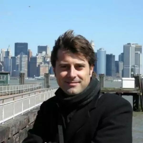 También le gustan los viajes, conocer de todo, ambientes naturales y las grandes ciudades.