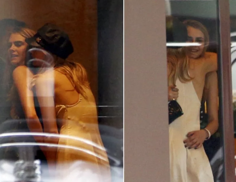 Todo parece indicar que las jóvenes modelos están enamoradas, pues no es la primera vez que se les capta en actitudes más allá de amistosas.