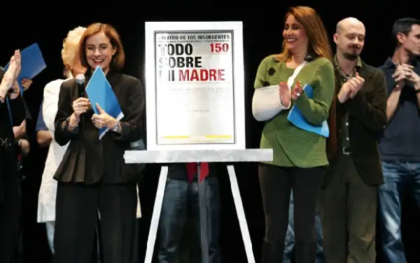 Diana Bracho y Daniela Romo develaron la placa que refleja el éxito y gusto del público por esta obra.