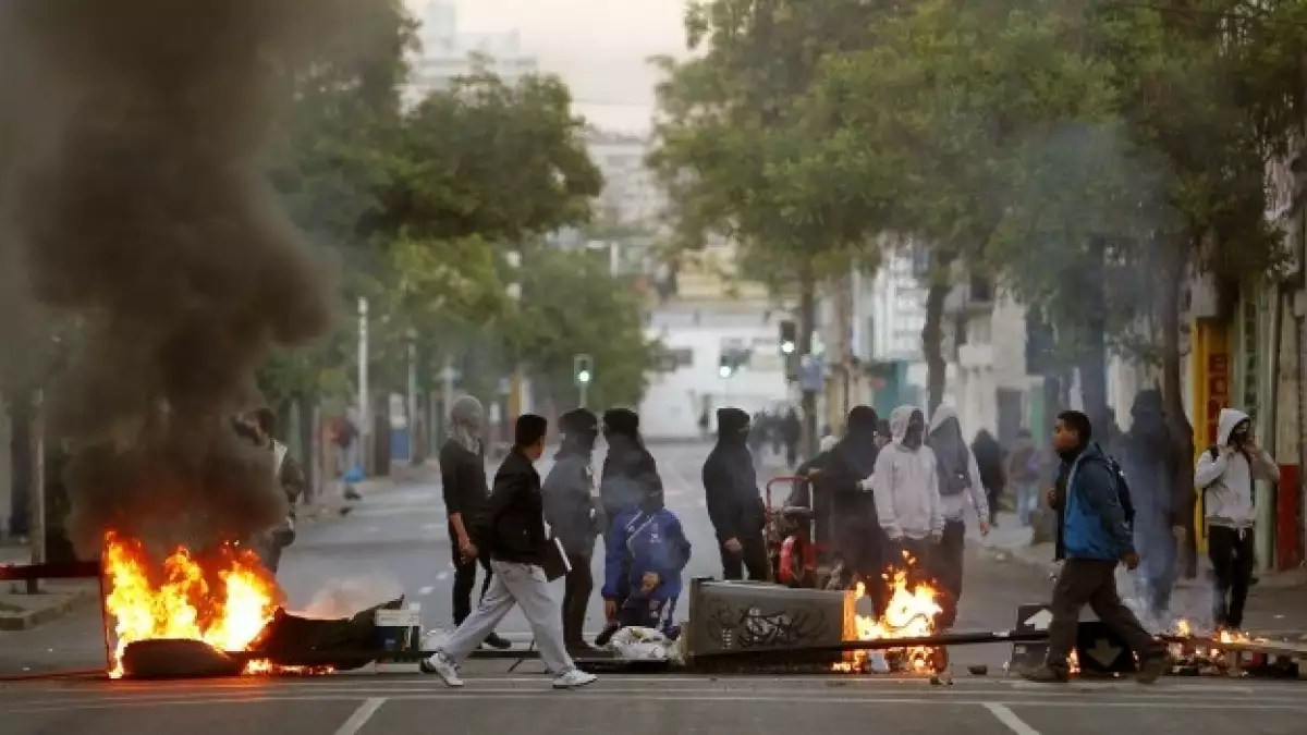 estudiantes colocan una barricada en chile