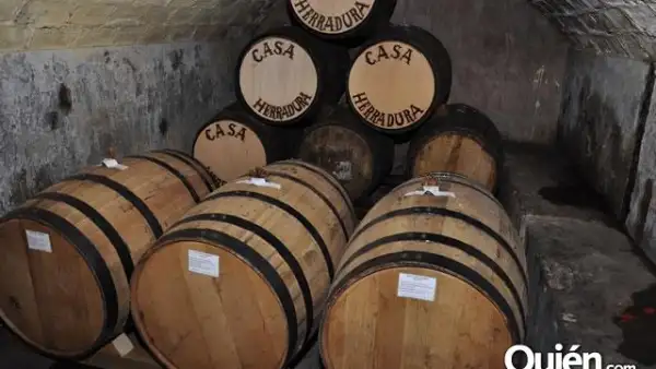 Entrega de las 2 barricas del nuevo producto” Doble Barrica