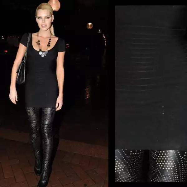 Entre las famosas los vestidos han causado sensación, Sophie Monk lo lleva con unas botas arriba de la rodilla.