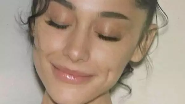 Ariana Grande impacta con un look súper natural