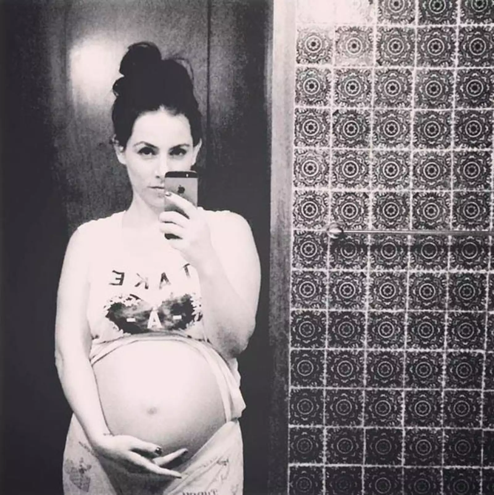 Claudia Lizaldi se encuentra en la semana 38 de embarazo y orgullosa lo presume en Instagram.