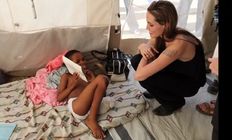 La actriz estadounidense explicó a varias jóvenes haitianas que su compañero sentimental se quedó con sus hijos mientras ella visitaba un centro de acogida de menores de Aldeas Infantiles SOS.