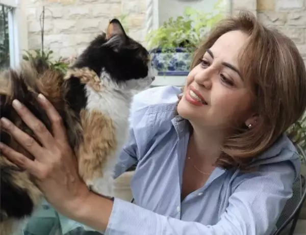 La diputada federal Ana Lilia Herrera y Mía, su gatita
