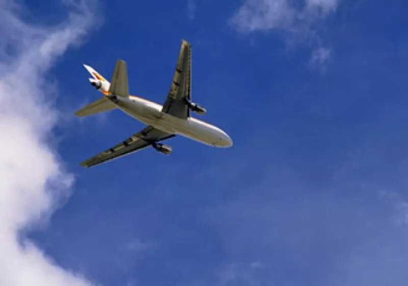 El encarecimiento de la turbosina ha generado presiones financieras a las aerolíneas de EU. (Archivo)