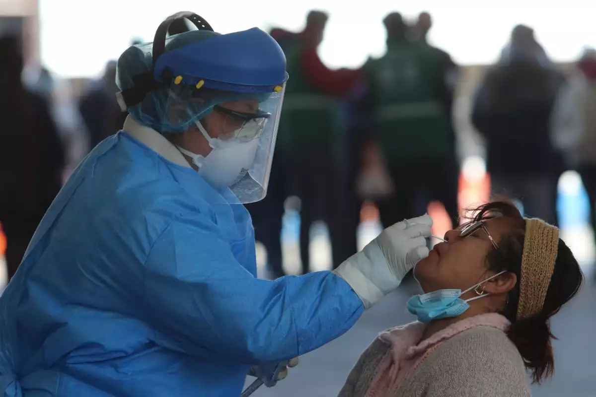 Personal médico realizó pruebas de antígeno o conocidas como "pruebas rápidas" para detectar Covid-19 en los vecinos de más colonias de la alcaldía Iztapalapa