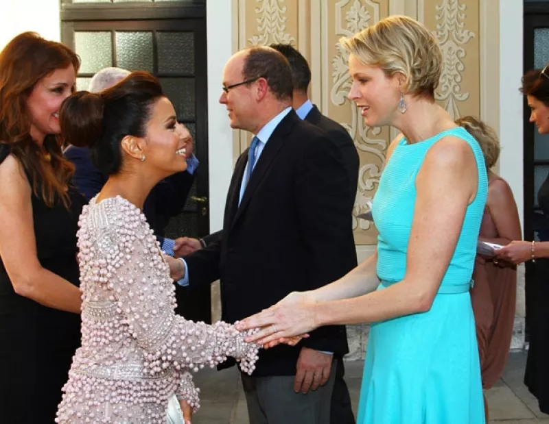 La actriz estadounidense acudió a la entrega de premios del Festival de Televisión de Monte Carlo, en donde conoció a los príncipes Alberto y Charlene.