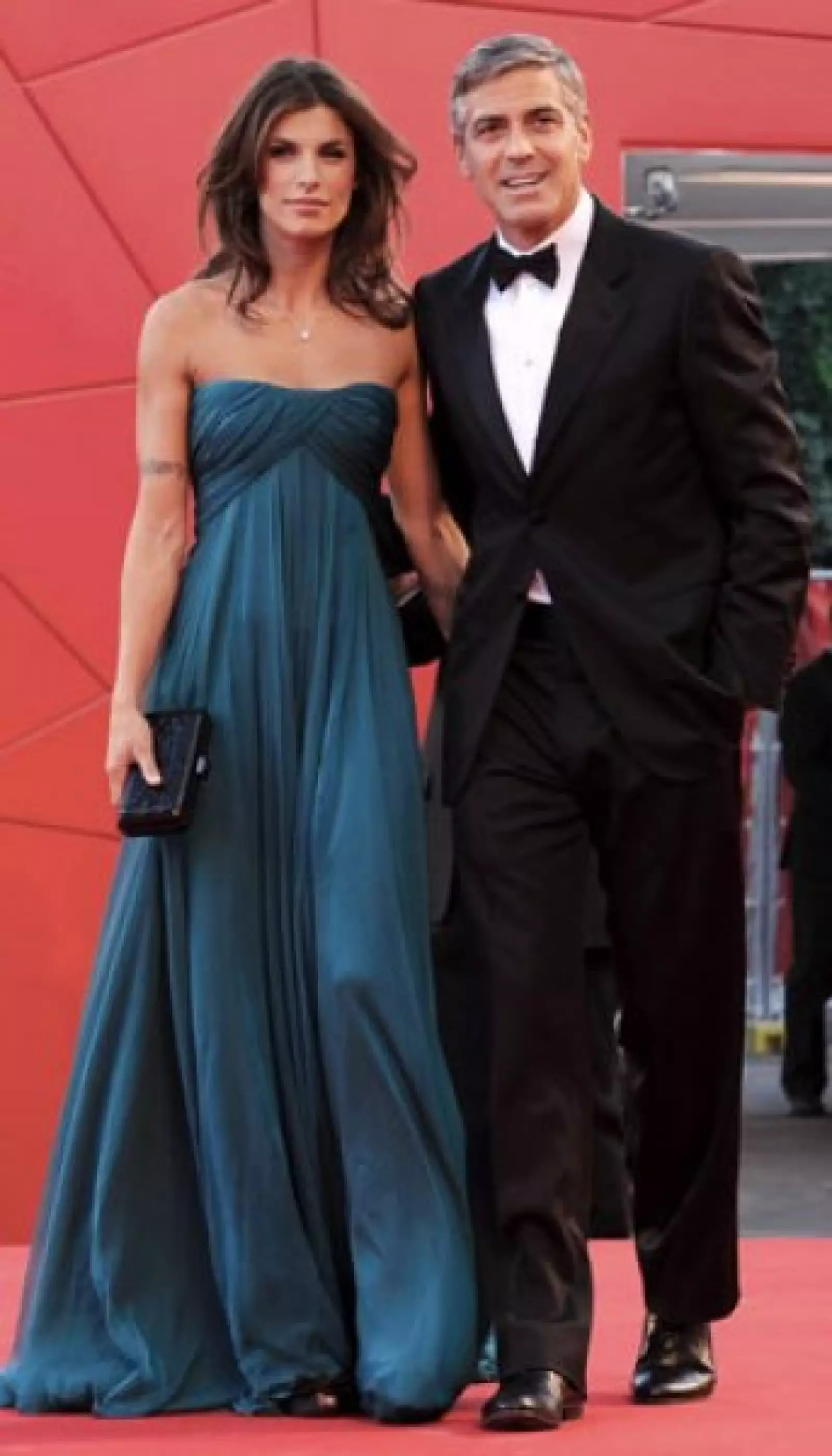 Nada mejor que tener una novia con estilo como Elisabetta Canalis, quien impresionó a George Clooney tanto por su bella figura como por su gusto al elegir un outfit.