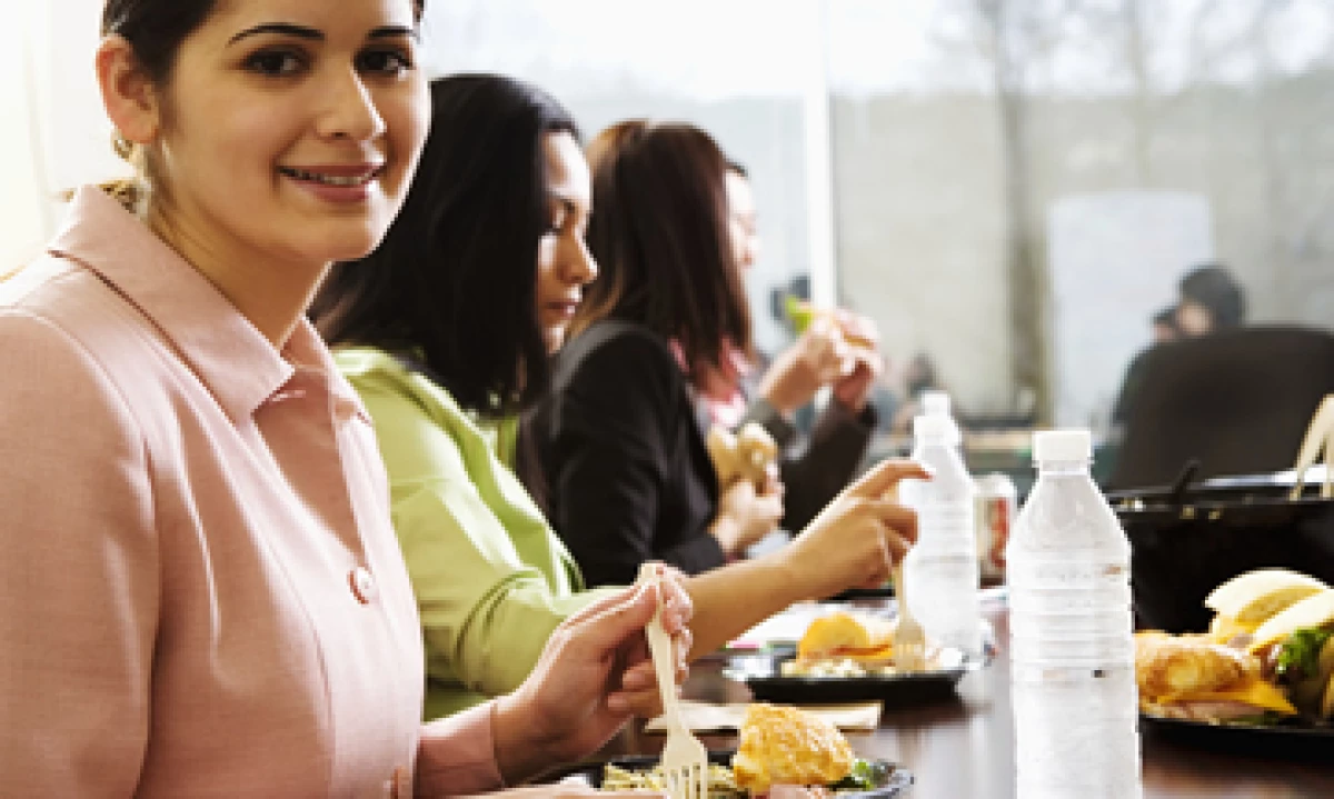 La productividad de las empresas puede bajas 20% por la mala alimentación de los trabajadores. (Foto: Thinkstock)