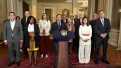 publicada por la oficina de prensa de la presidencia de Colombia que muestra al presidente de Colombia, Gustavo Petro (centro), junto a la vicepresidenta Francia Márquez (segundo a la izquierda) y otros ministros durante un discurso televisado en el palacio presidencial de Nariño en Bogotá el 27 de febrero de 2023.