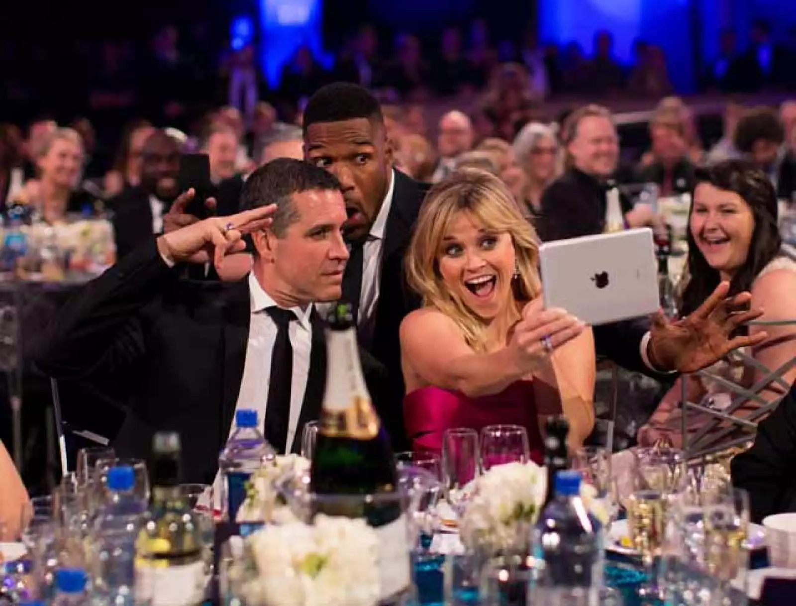 Reese Whiterspoon se tomó varias selfies con el anfitrión de la noche, Michael Strahan y su esposo, Jim Toth.