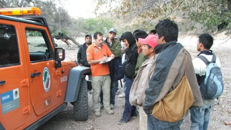 Agentes rescatan migrantes en el desierto
