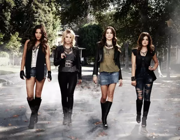 De izquierda a derecha: Emily Fields(Shay Mitchell), Hanna Marin (Ashley Benson), Spencer Hastings (Troian Bellisario) y Aria Montgomery (Lucy Hale).