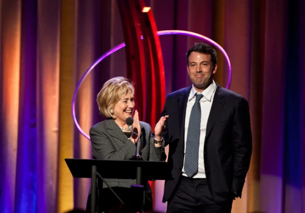 Hillary Clinton y el actor Ben Affleck en la ceremonia Clinton Global Initiative en Nueva York.