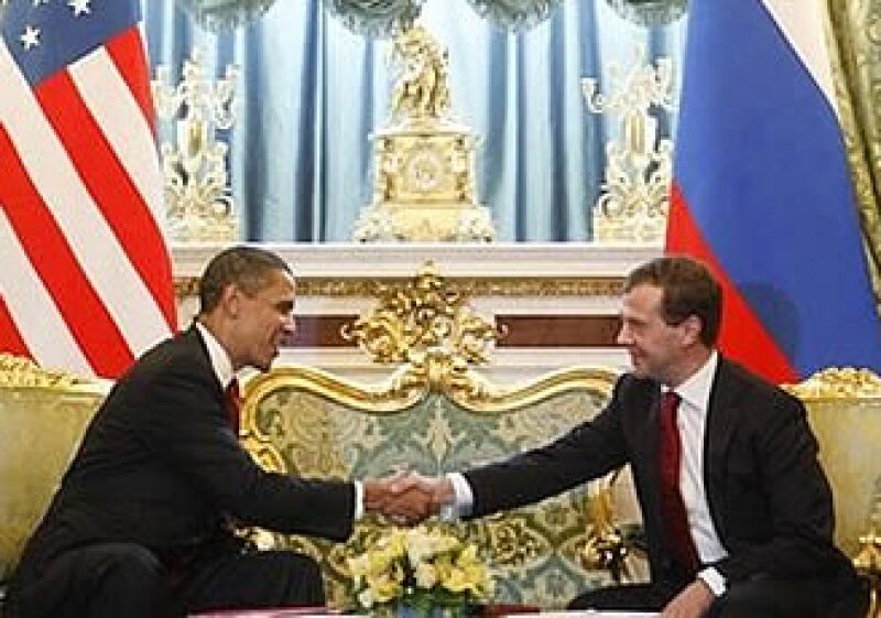 El presidente de EU, Barack Obama (izq) y el mandatario ruso Dmitry Medvedev (der.) acordaron una reducción en armas nucleares. (Foto: AP)