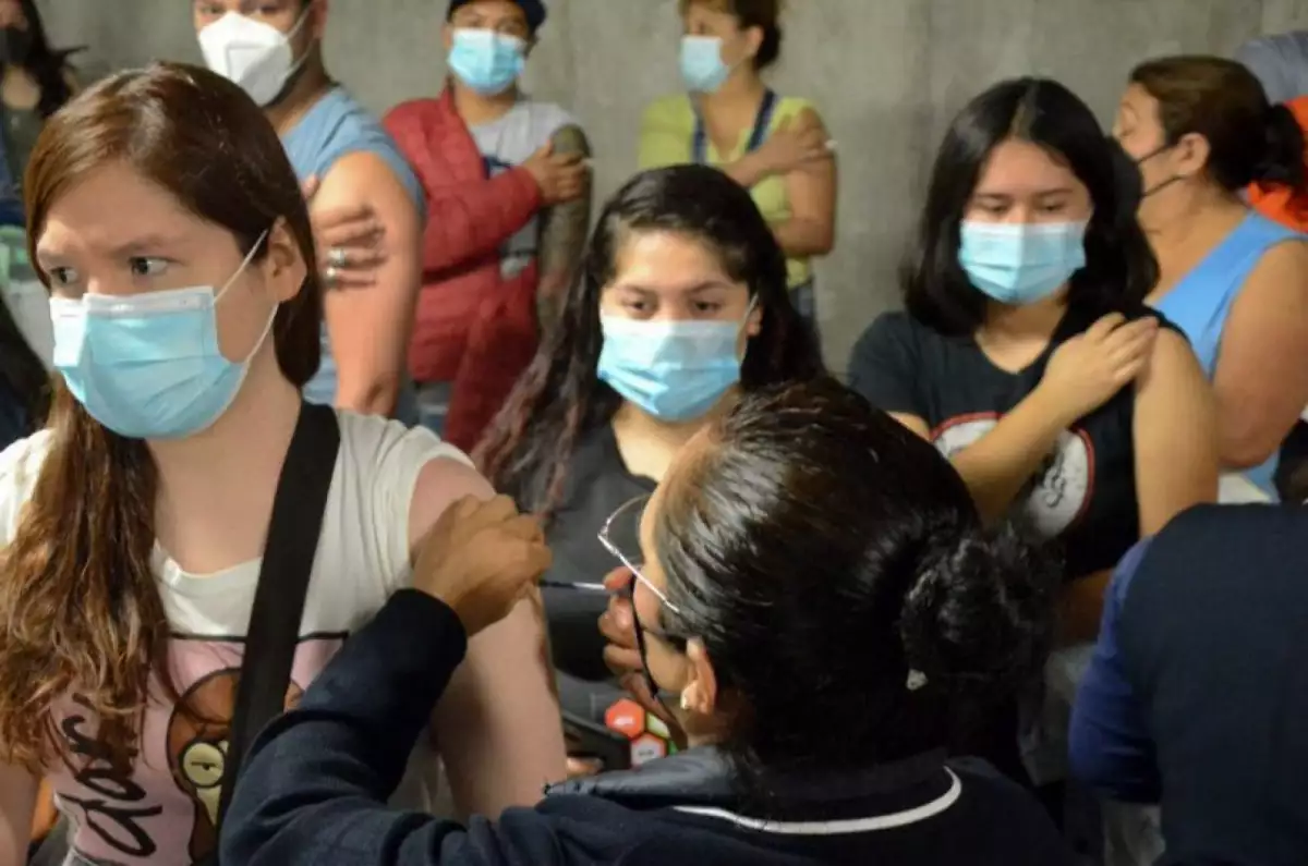 Jóvenes mayores de 18 años acudieron a recibir su segunda dosis de la vacuna Pfizer contra Covid-19.