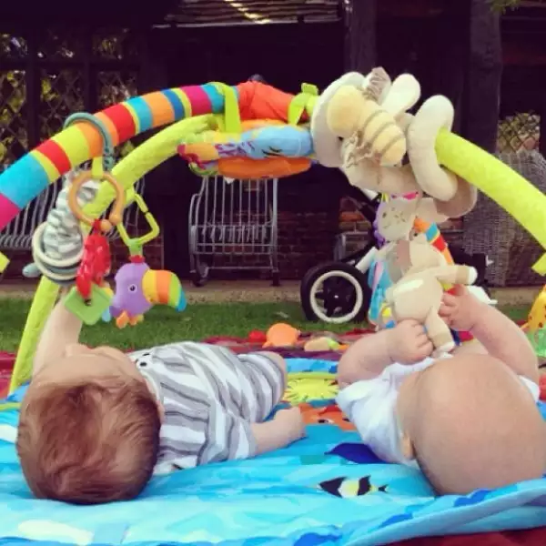 Los gemelos Sasha y Tristan juegan en el jardín de su residencia.