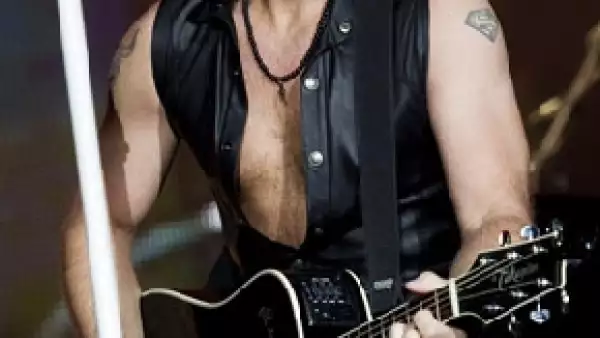 El cantante sufrió la lesión mientras interpretaba una versión del éxito de Dave Clark Five "Glad All Over".