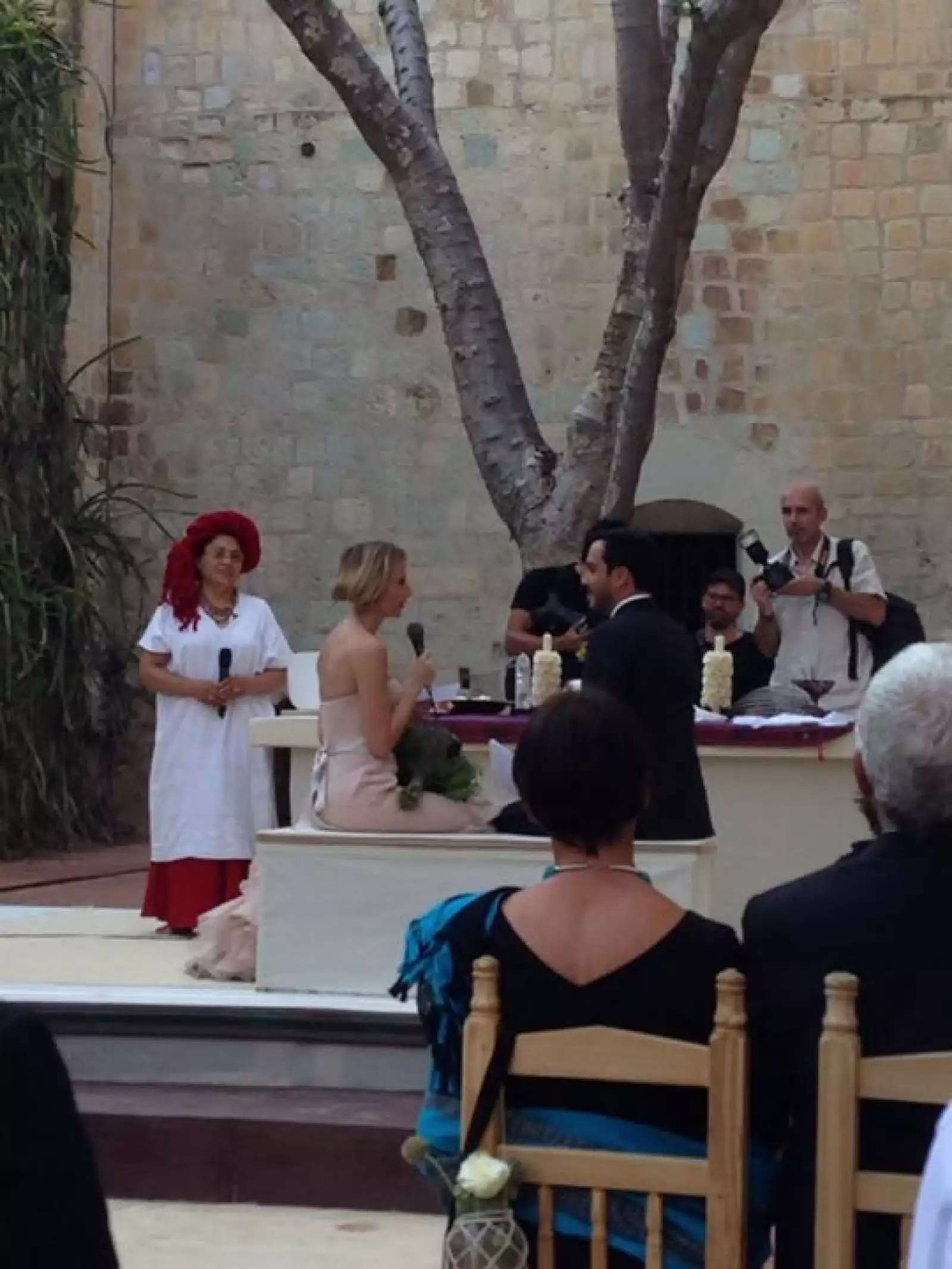 Aquí durante la ceremonia a la hora de los votos matrimoniales.
