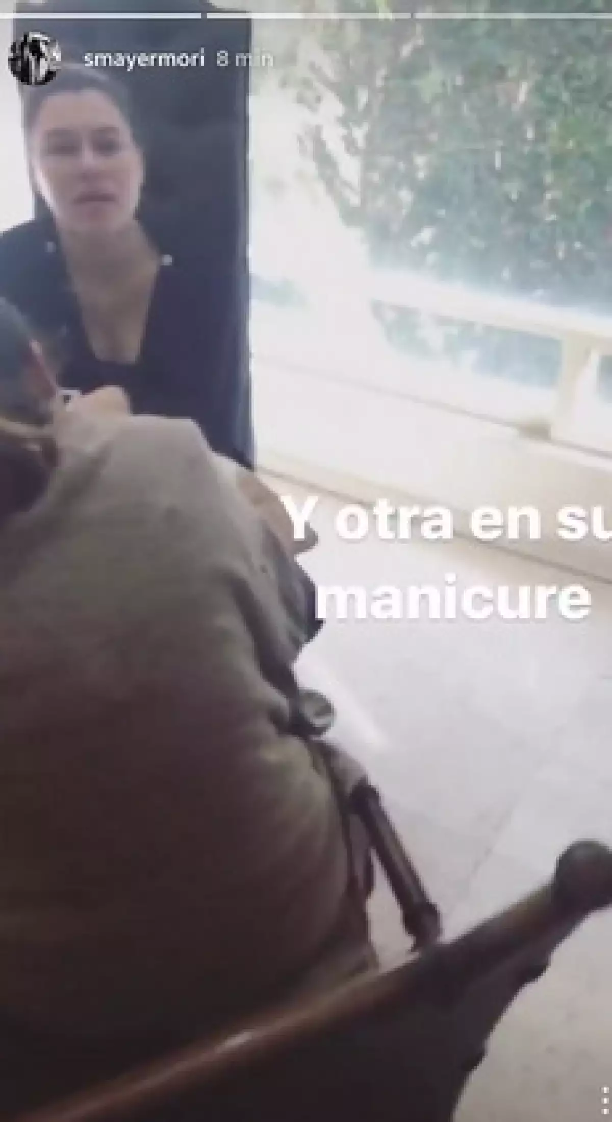 NAtalia haciéndose manicure.