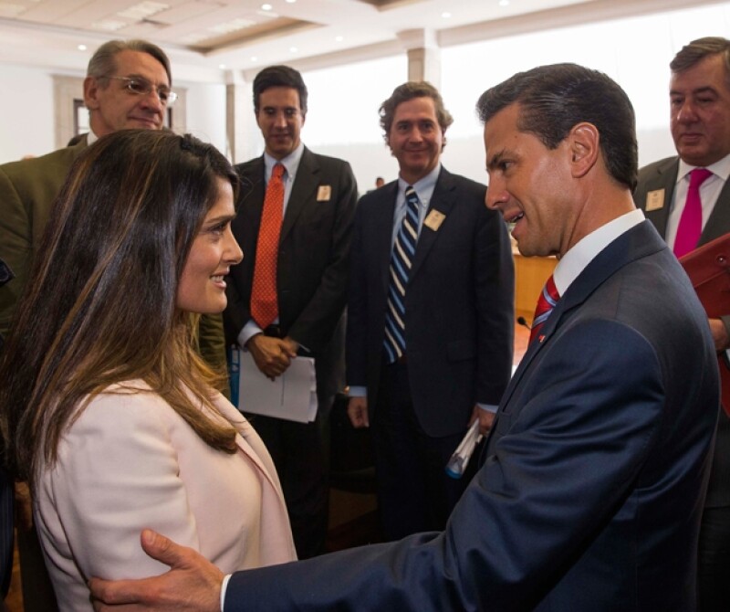 Durante la visita del presidente francés, Salma también viaja como miembro del consejo estratégico de salud entre ambos países, además visitó una guardería del IMSS y se reunió con Peña Nieto.