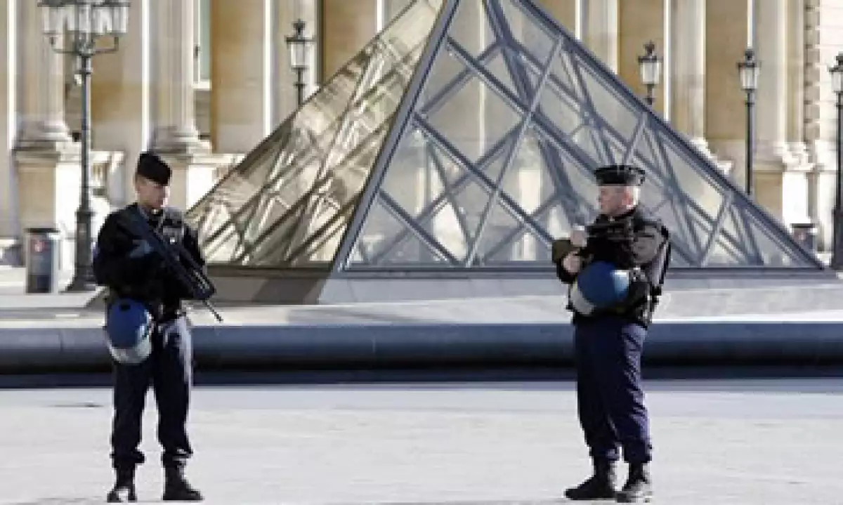 En un suburbio de París, la policía encontró un auto con tres rifles Kalashnikov. (Foto: EFE)