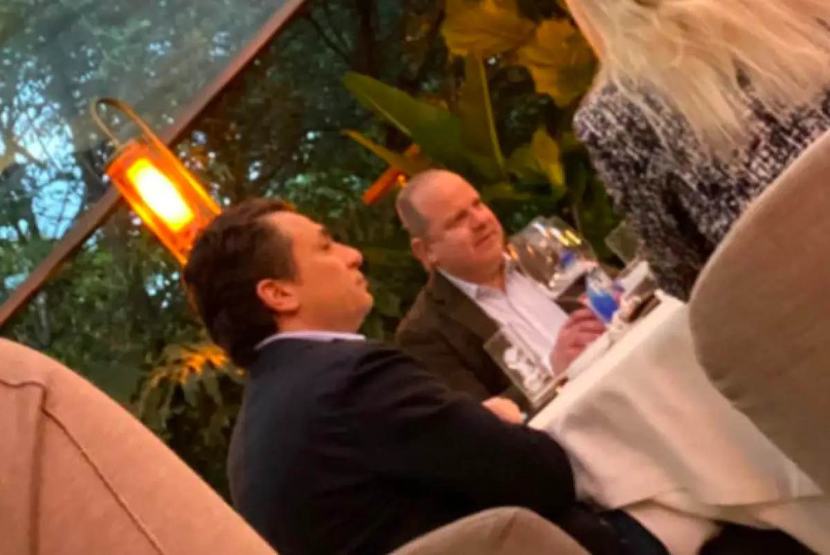 Emilio Lozoya en restaurante