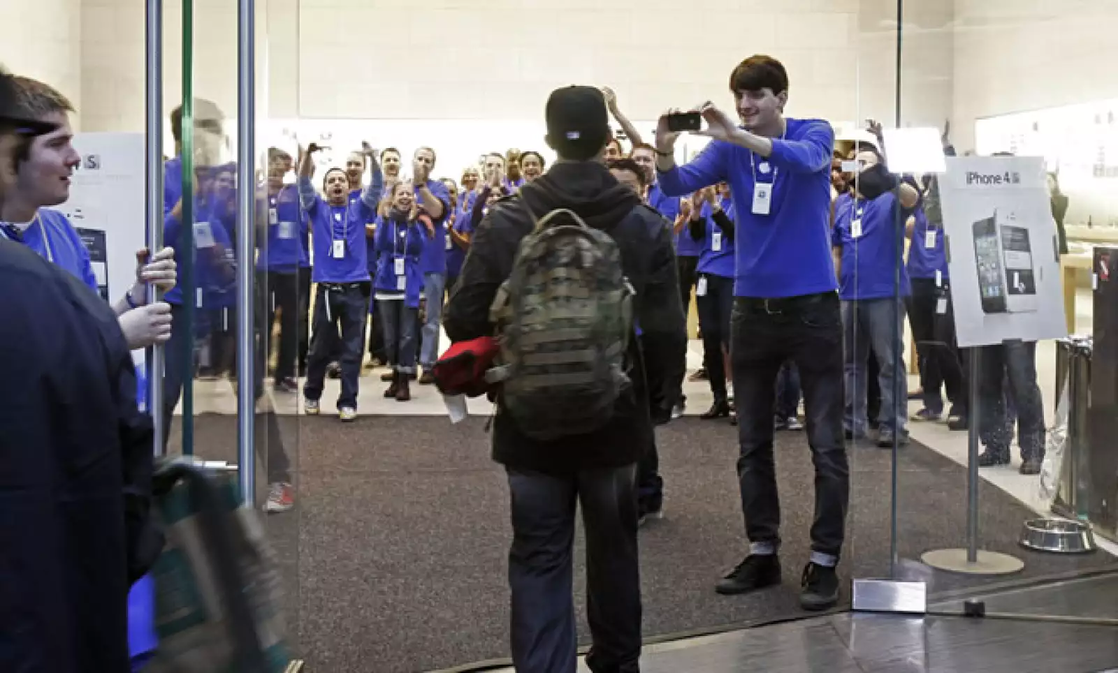 El primer comprador del nuevo iPhone en la tienda de Boston de Apple, antes de entrar a la fila.