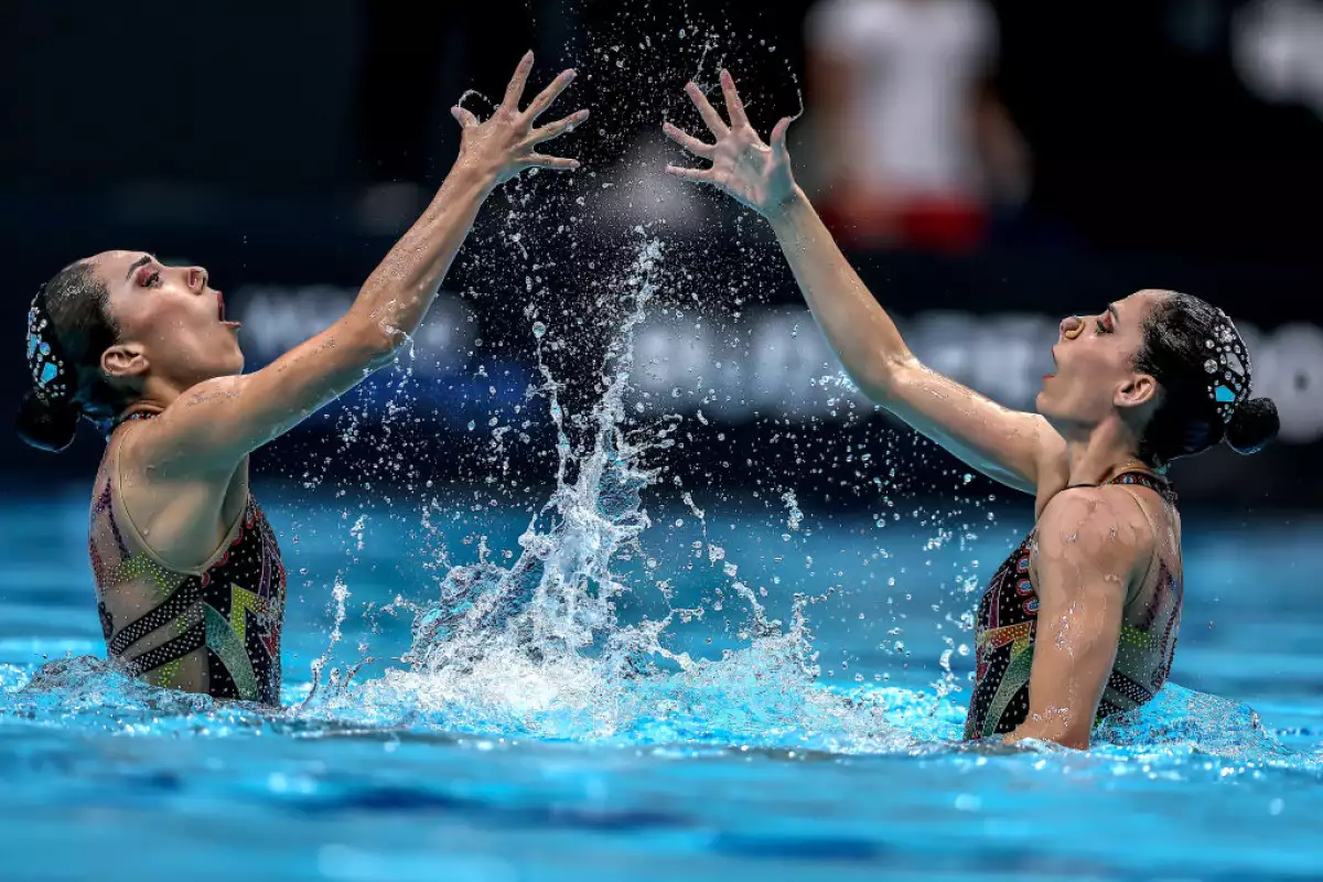Foto de Nuria Diosdado y Joana Jiménez en la alberca durante la final del mundial de natación artística en Budapest