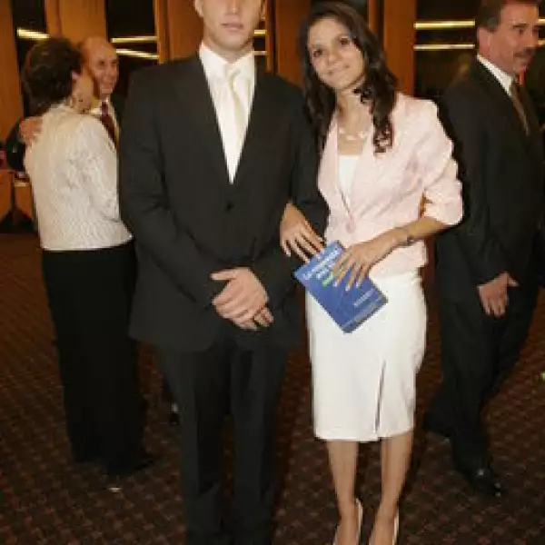 Enrique Flores, Claudia Regil