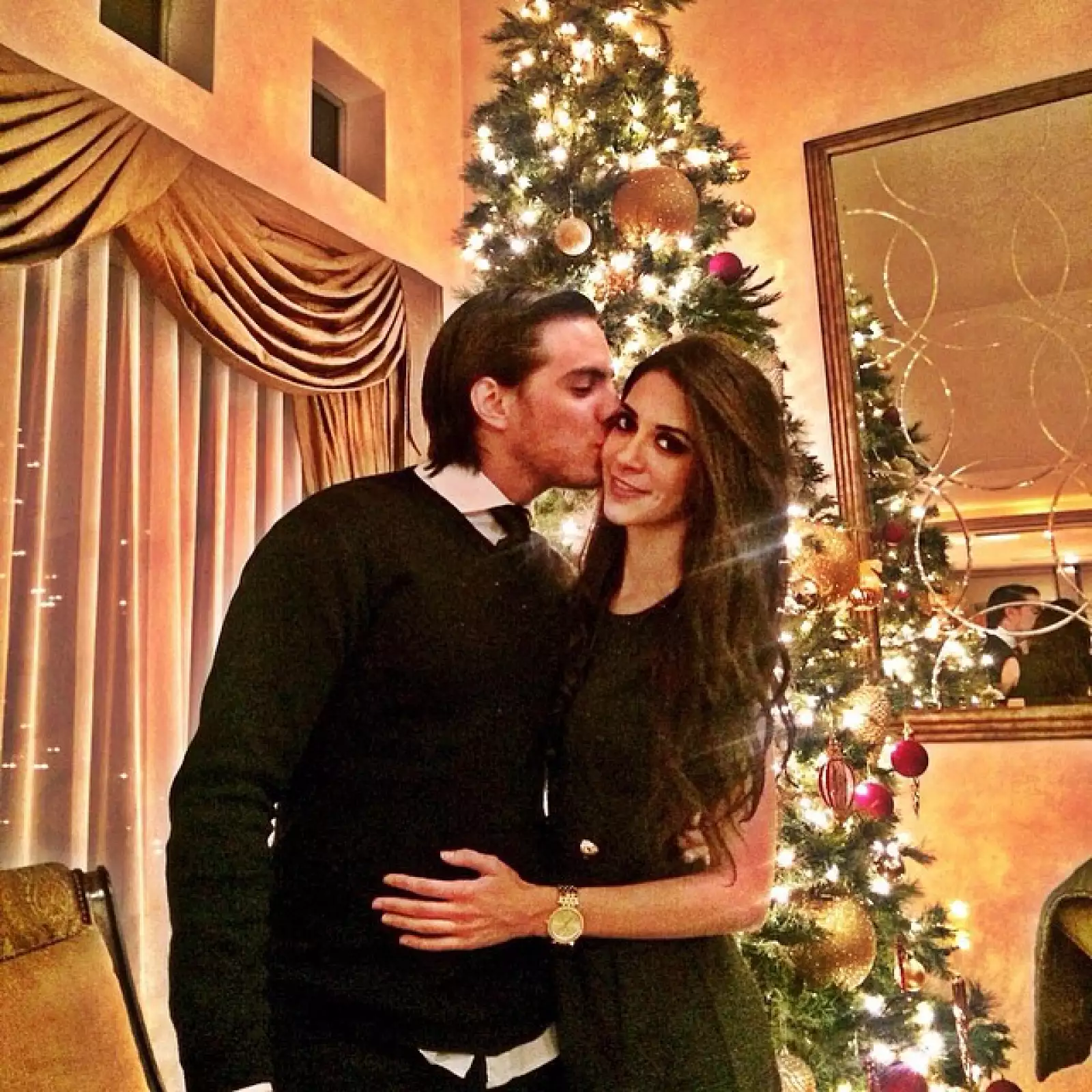 La novia de Vadhir Derbez se llama Karla Anzaldúa y tienen una relación desde hace varios meses.