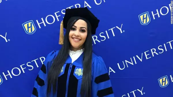 Recién graduada.