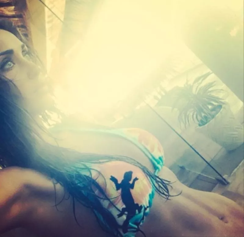La cantante y novia del gobernador Manuel Velasco compartió a través de Instagram una fotografía en bikini que muestra la belleza de su silueta.