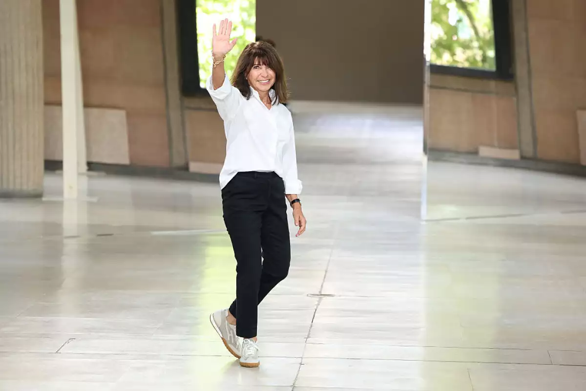Foto de Veronique Nichanian vestida de camisa blanca, jeans negros y tenis claros.