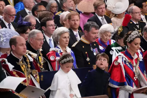 El príncipe Harry sentado en tercera fila en la coronación del rey Carlos III observa a su hermano William en primera fila