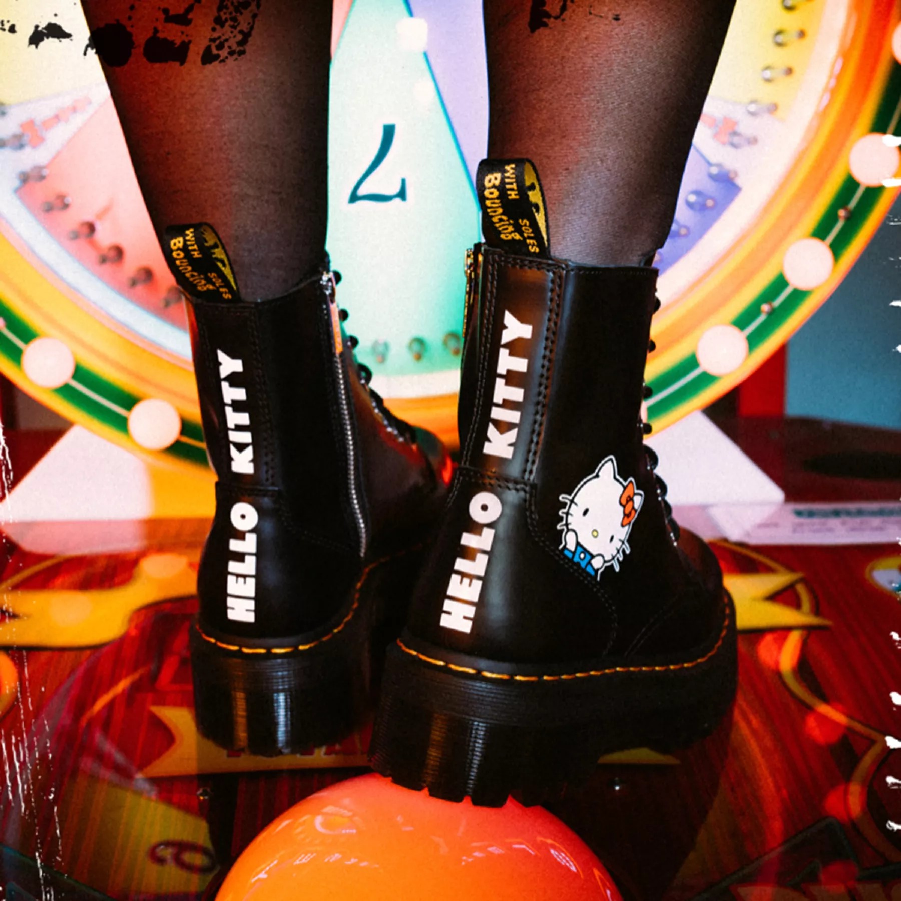 Dr. Martens x Hello Kitty: Dos de nuestros favoritos ¡juntos otra vez! botas dr martens corazon