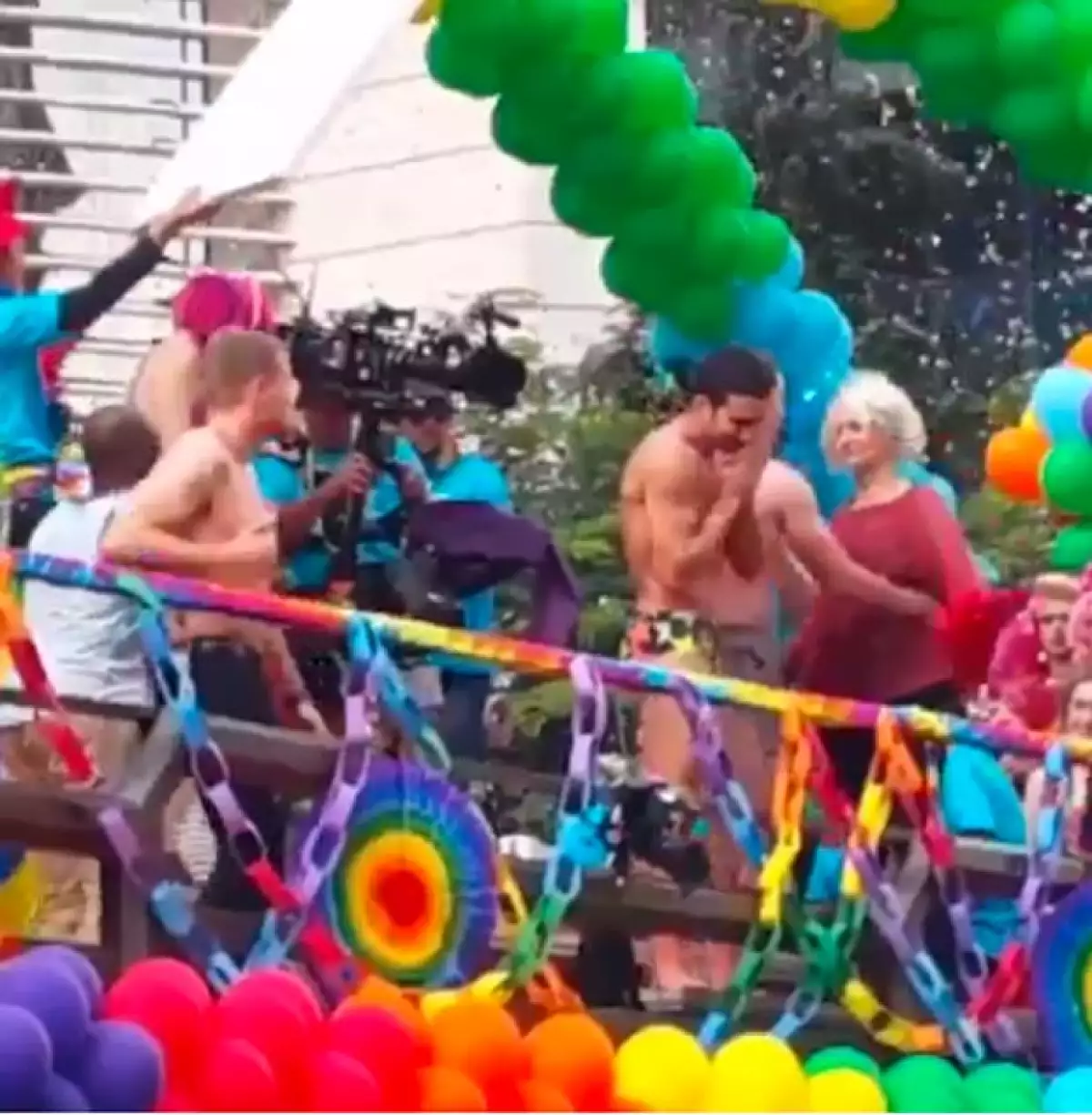 Además de Poncho y Miguel Ángel, también aparecen otros de los protagonistas de la serie.