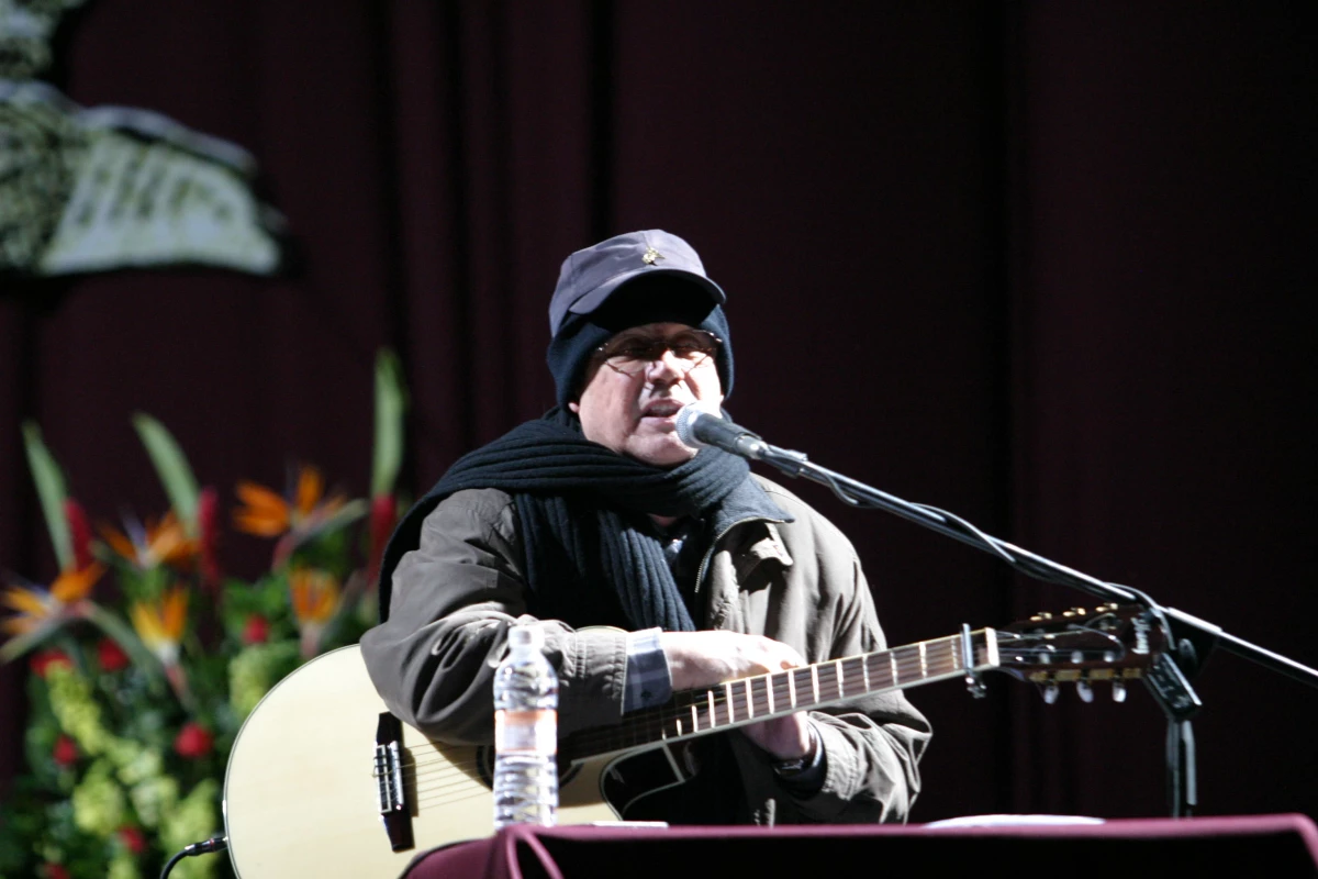 En noviembre de 2006, el cantante cubano Silvio Rodríguez tocó un par de canciones luego de la toma de protesta de Andrés Manuel López Obrador como "presidente legítimo", en el Zócalo de la Ciudad de México.