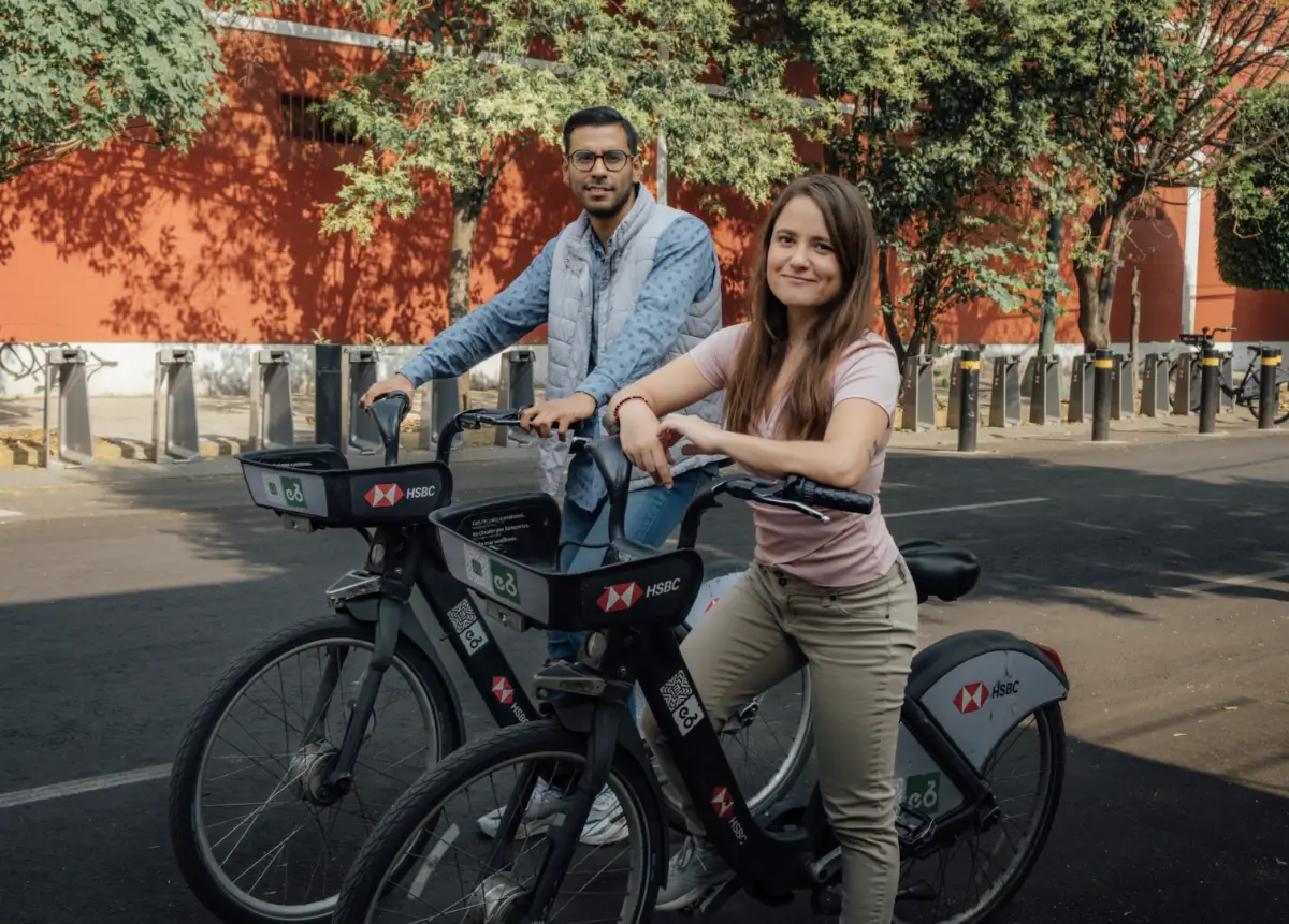 Dos jóvenes posan para una foto usando una Ecobici que es una alternativa divertida y saludable para trasladarse al trabajo, a la escuela o para recorrer las calles y visitar sitios de interés.