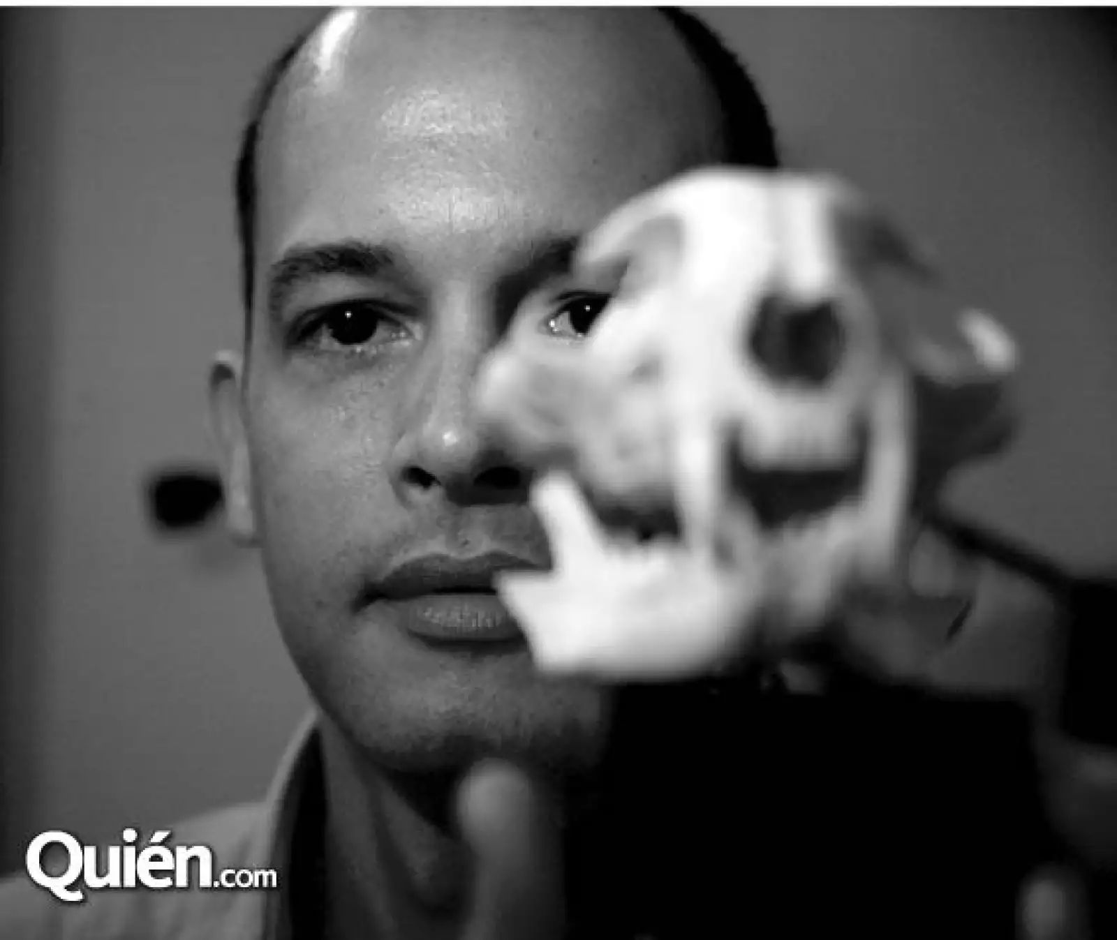 Armando de la Garza en su estudio durante un shooting para la revista Quién